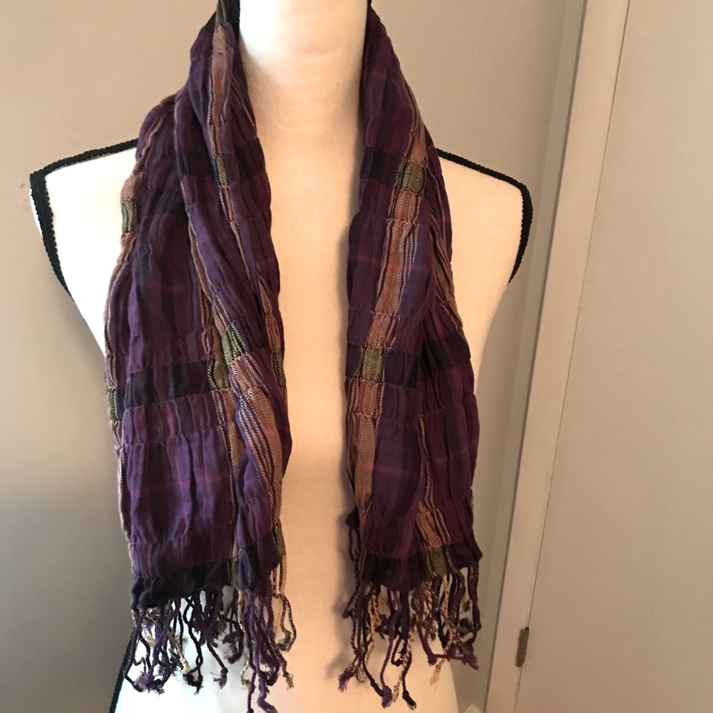 Multicolored scarf with fringed ends